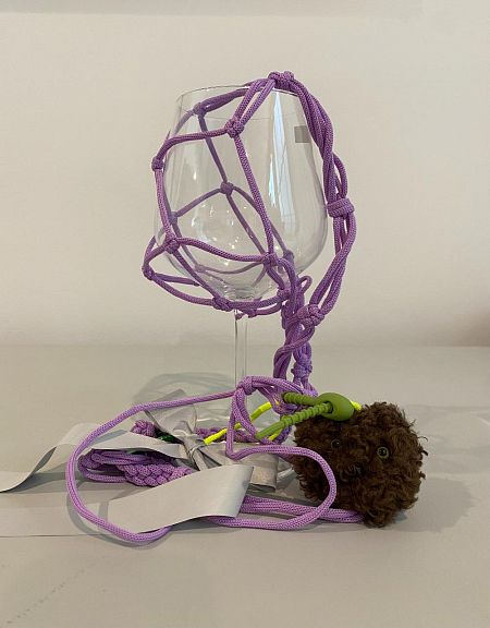 В мой стакан с вином, ласточки, не роняйте Комочки земли