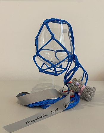 В мой стакан с вином, ласточки, не роняйте Комочки земли