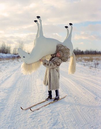 – Загнанных лошадей пристреливают, не правда ли? – Нет, я свою донесу. Ведь это любовь! Большая и светлая!